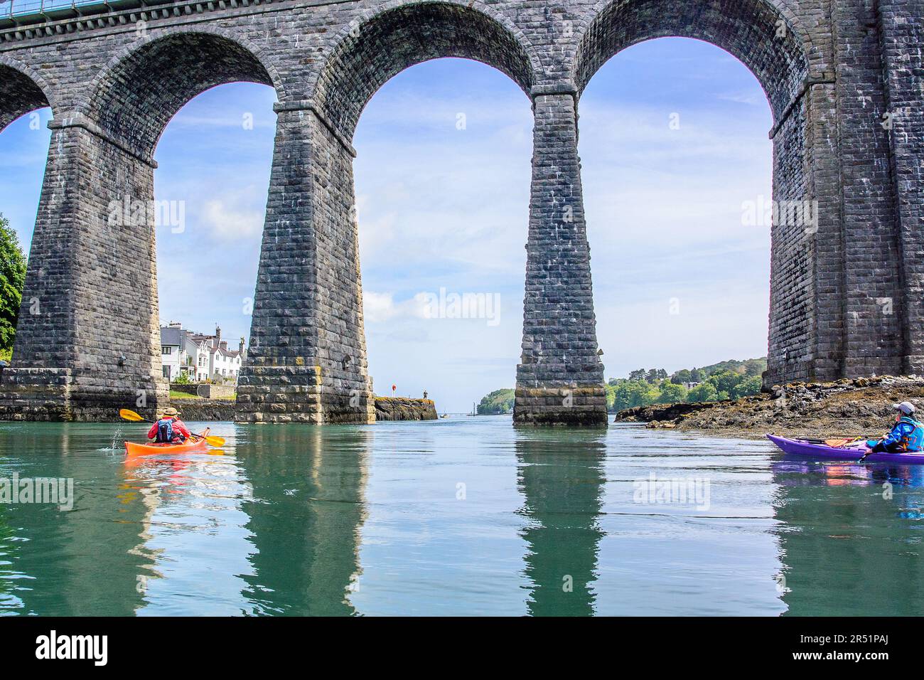 Kayak sur le détroit de Menai, pays de Galles, Royaume-Uni Banque D'Images