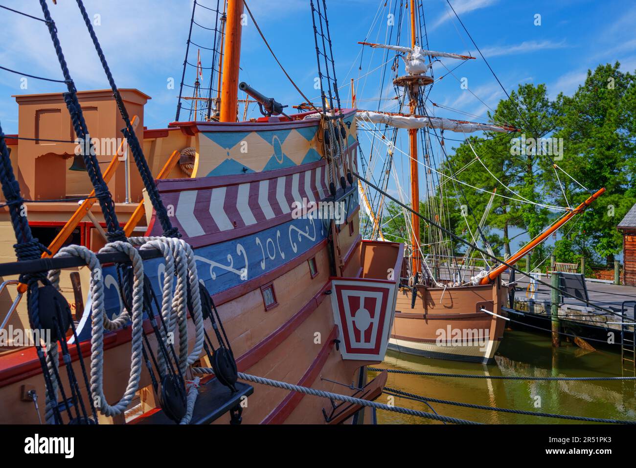 9 MAI 2023 - JAMESTOWN, VIRGINIE, États-Unis: La colonie de Jamestown avec des navires recréés forment la période coloniale. Banque D'Images