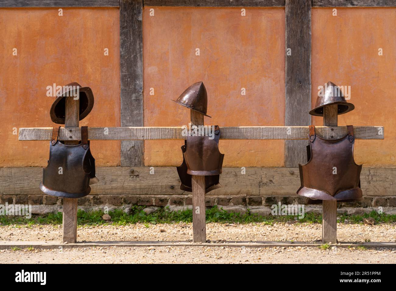 9 MAI 2023 - JAMESTOWN, VIRGINIE, États-Unis : la colonie de Jamestown avec armure d'époque. Banque D'Images