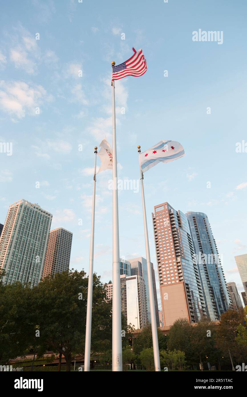 États-Unis, Illinois, Chicago, Chicago Illinois drapeaux d'État le long de la promenade de la rivière Chicago. Banque D'Images