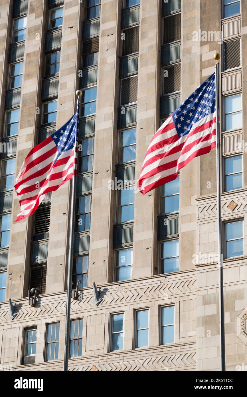 États-Unis, Illinois, Chicago, la tour Tribune et les drapeaux de l'Amérique. Banque D'Images