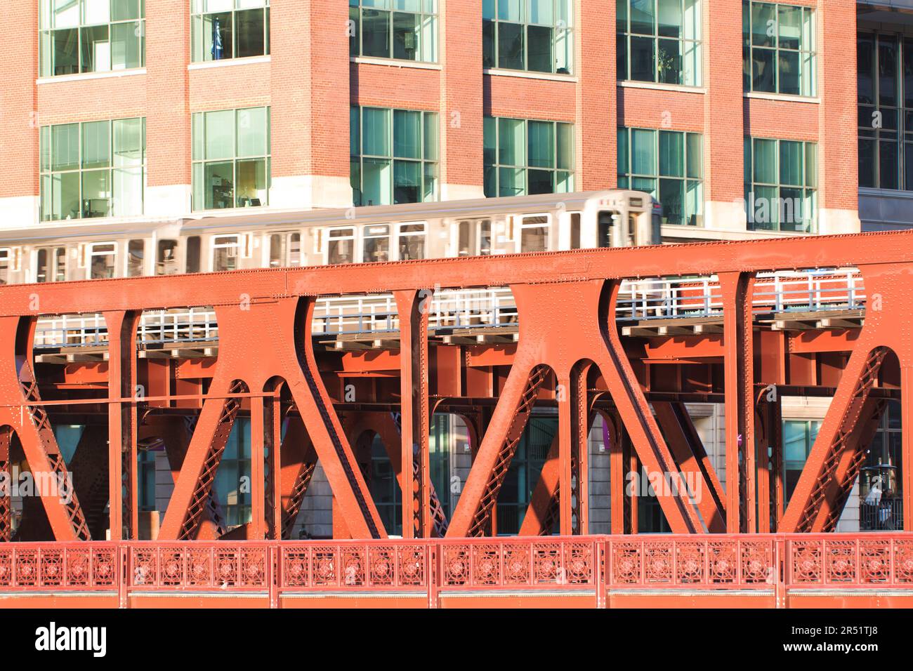 Chicago, Illinois, Chicago, train CTA (Chicago transport Association train) traversant le pont Wells Street. Banque D'Images