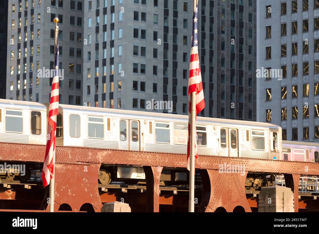 Chicago, Illinois, Chicago, train CTA (Chicago transport Association train) traversant le pont Wells Street. Banque D'Images