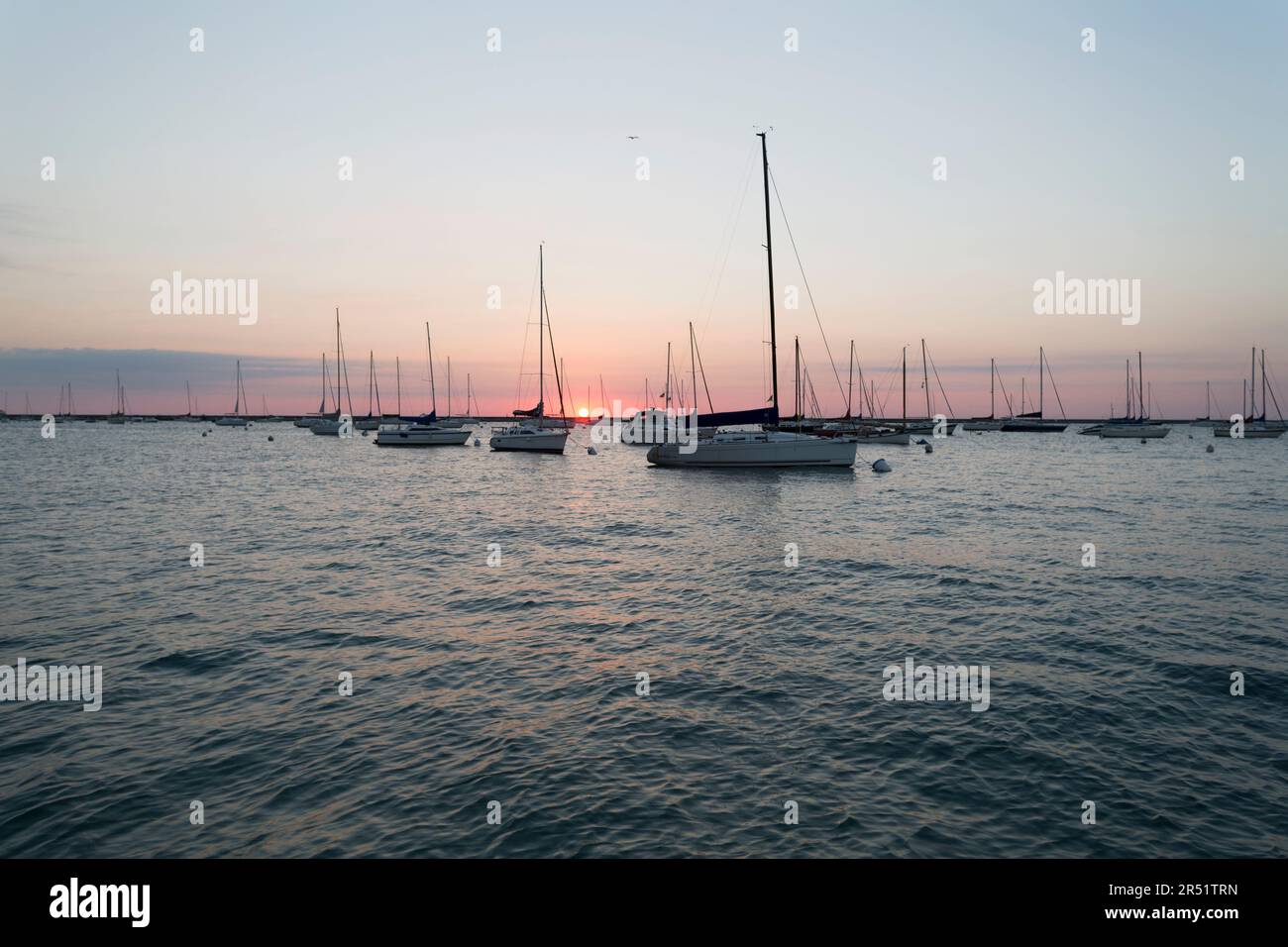 États-Unis, Illinois, Chicago, lever de soleil sur le lac Michigan vu de la promenade de la rivière Chicago. Banque D'Images