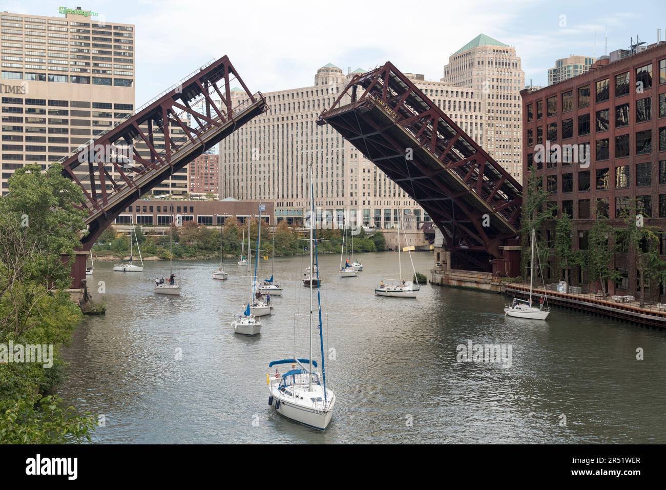 États-Unis, Illinois, Chicago, Lake Street Bridge (ouvert) et Merchandise Mart avec yachts. Banque D'Images