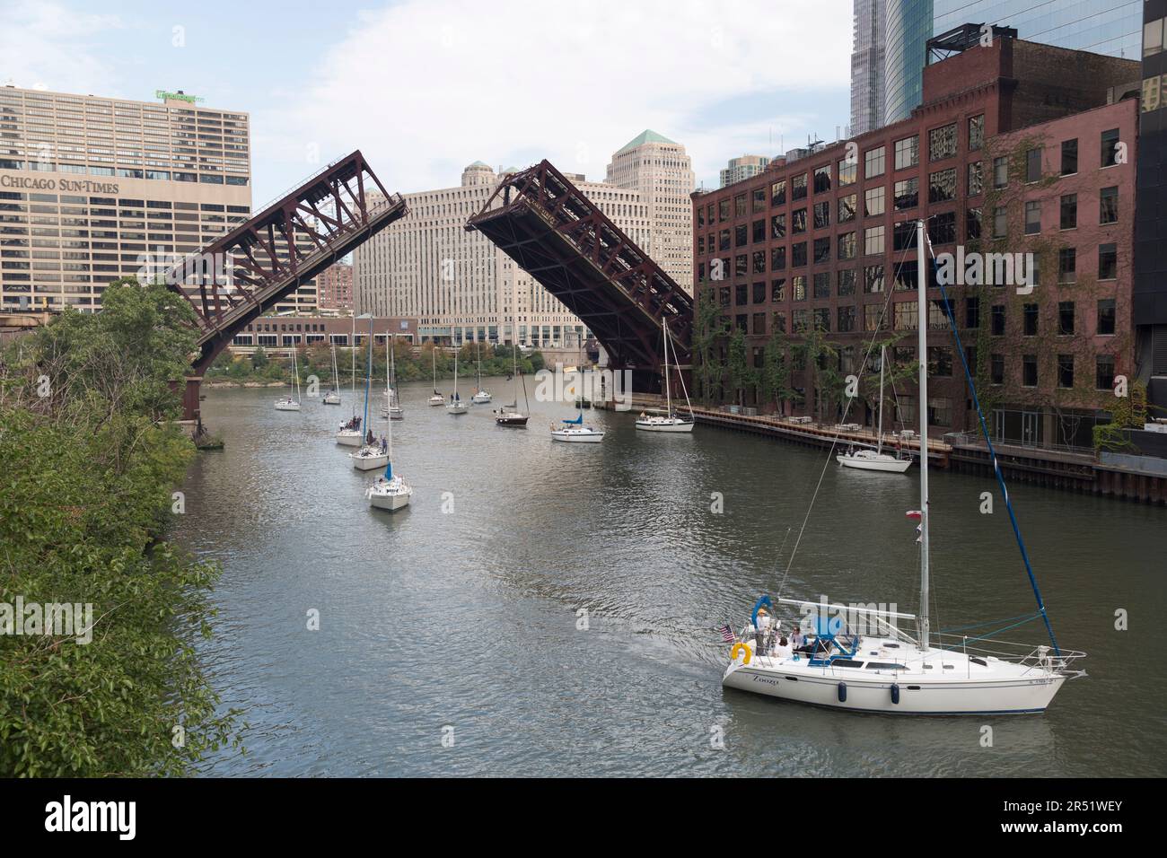 États-Unis, Illinois, Chicago, Lake Street Bridge (ouvert) et Merchandise Mart avec yachts. Banque D'Images