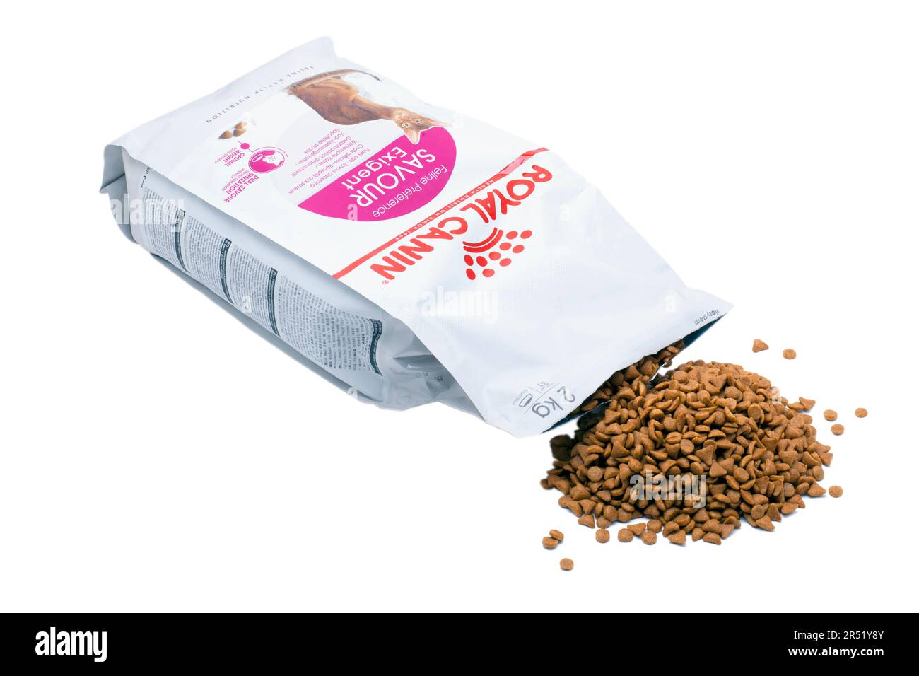 2kg sachet refermable de biscuits Royal Canin Savor pour chats en besoin Banque D'Images