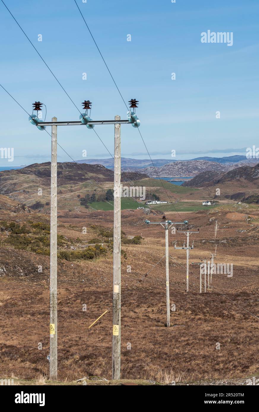 Ligne de distribution d'électricité moyenne tension et poteaux transportant de l'électricité vers des régions éloignées des Highlands du Nord-Ouest de l'Écosse. Banque D'Images