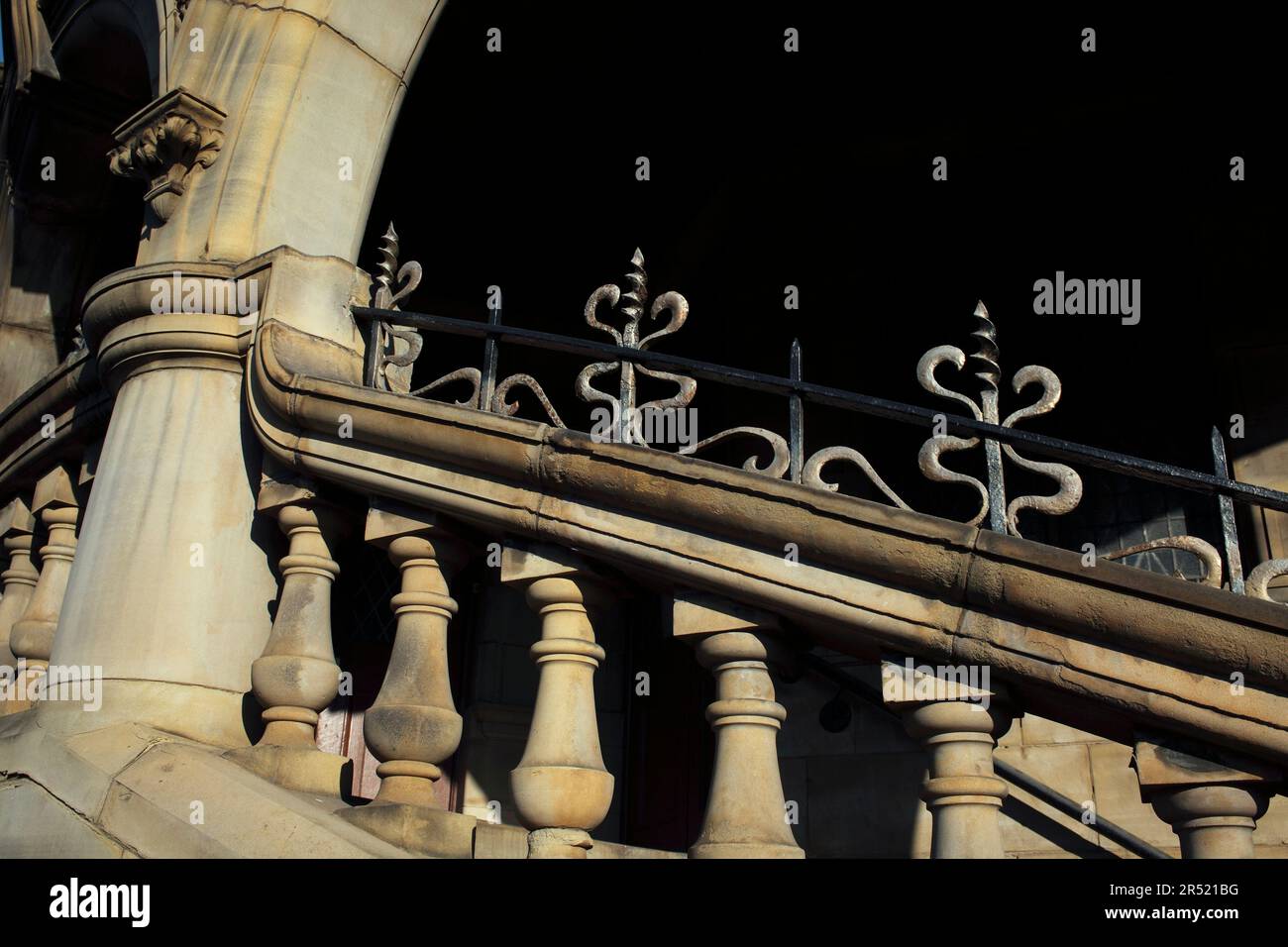 Gros plan sur une balustrade en pierre de style art nouveau à l'entrée de l'escalier de la bibliothèque de la branche Armley, Leeds. Banque D'Images