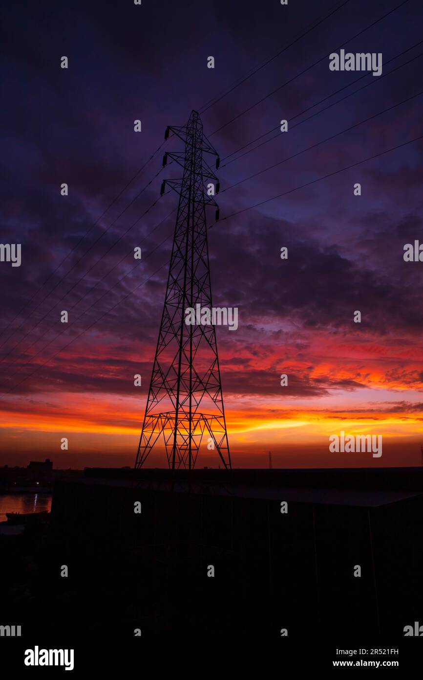 Tour de ligne électrique haute tension avec beau ciel au coucher du soleil, photo de stock Banque D'Images