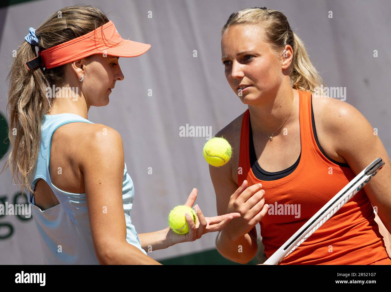 Paris, France. 31st mai 2023. La Belge Maryna Zanevska et la Belge Kimberley Zimmermann photographiées lors d'un match de tennis double entre la paire belge Zanevska-Zimmermann et la paire française Andrianjafitrimo-Ferro, lors du premier tour des doubles féminins au tournoi de tennis Roland Garros à Paris, en France, le mercredi 31 mai 2023. BELGA PHOTO BENOIT DOPPAGNE crédit: Belga News Agency/Alay Live News Banque D'Images