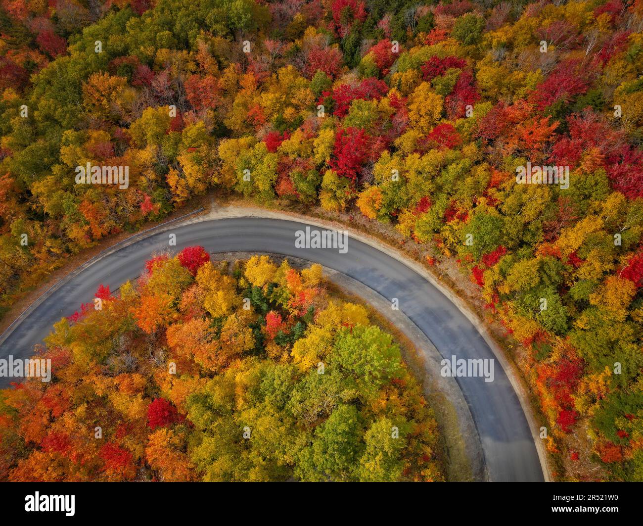 White Mountains NH Fall Folage - vue aérienne des couleurs de pointe de l'autum sur la route en épingle à cheveux de l'autoroute Kancamagus, dans la forêt nationale de White Mountain, au Nord-est Banque D'Images