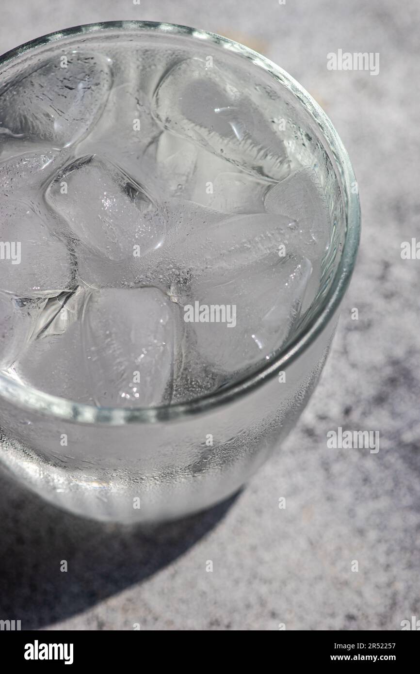 Du dessus du verre d'eau pure avec des glaçons dans la chaude journée d'été Banque D'Images