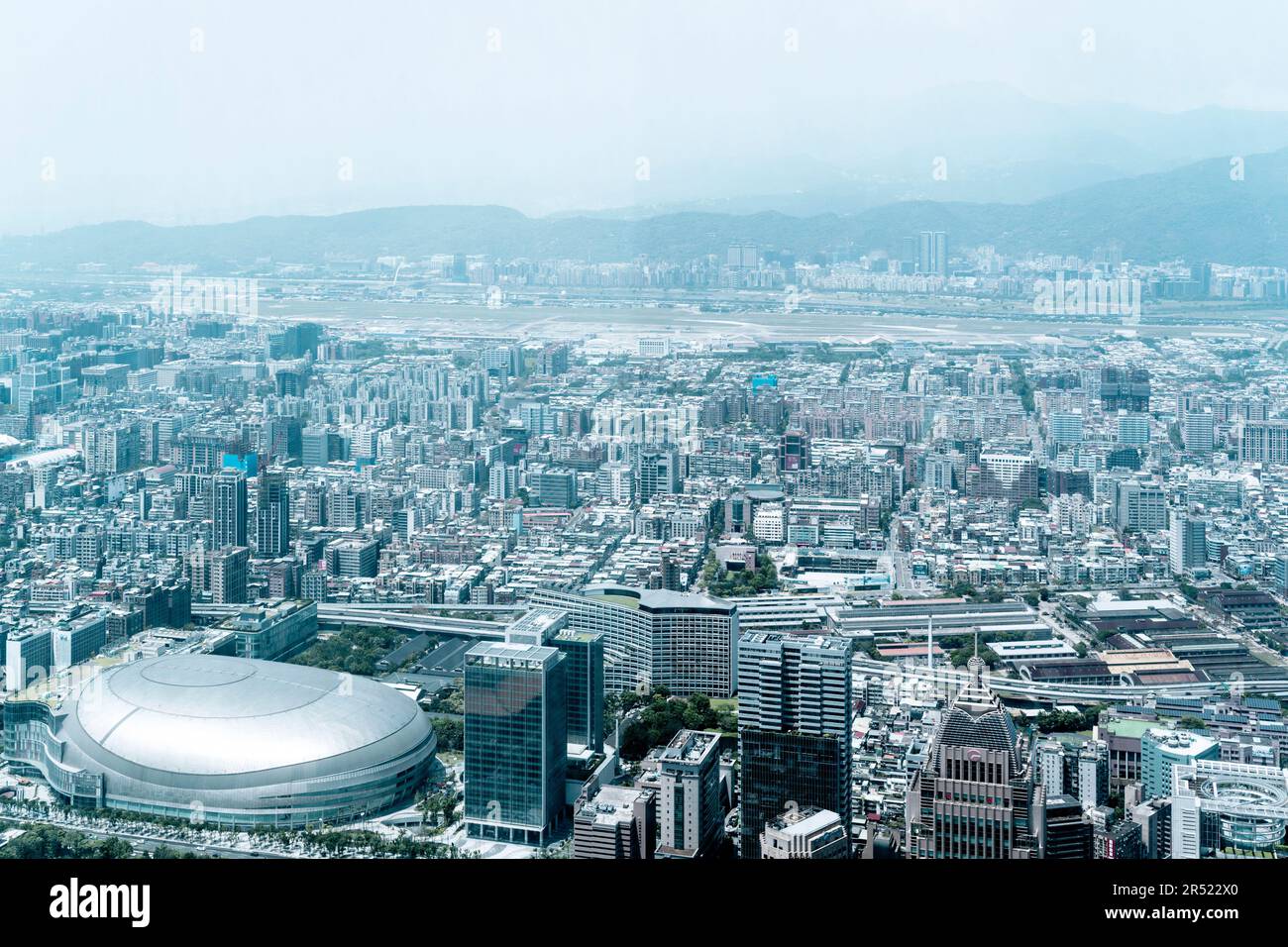 Ville de Taipei vue depuis le gratte-ciel de Taipei 101 à Taipei/Taïwan, y compris le Taipei Arena et l'aéroport de Sognshan Banque D'Images