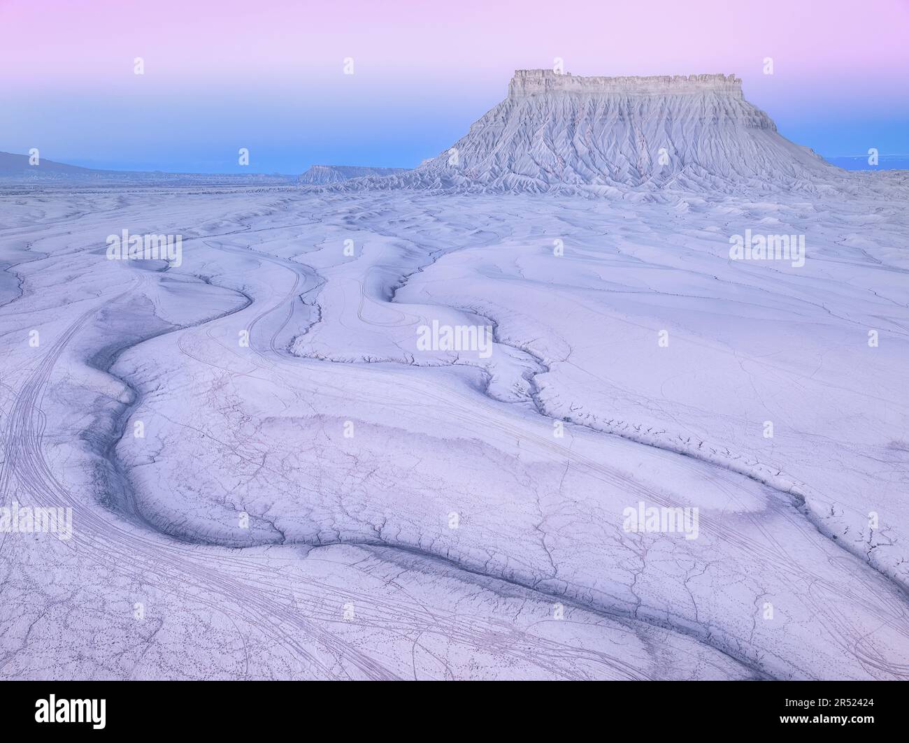 Factory Butte Utah - vue sur Drone pendant la vingtaine d'heure à Factory Butte, dans les Badlands du sud de l'Utah. Cette image est disponible en couleur ainsi que b Banque D'Images