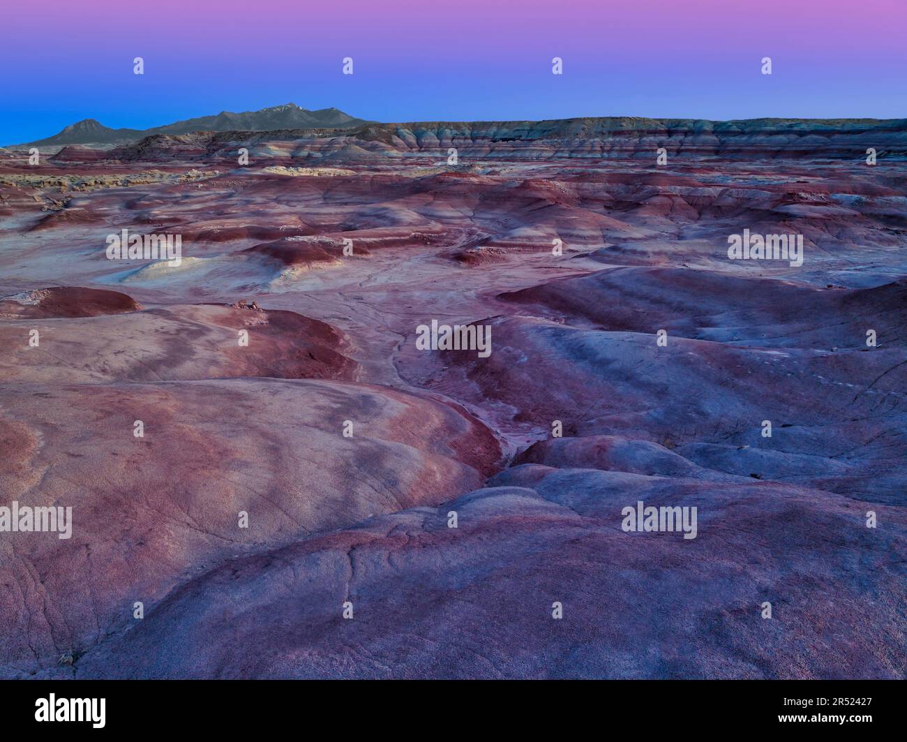 Utah Badlands Twilight - Drone vue sur les motifs colorés vus aux collines bentonite dans le sud des Badlands de l'Utah pendant l'heure bleue du crépuscule Banque D'Images
