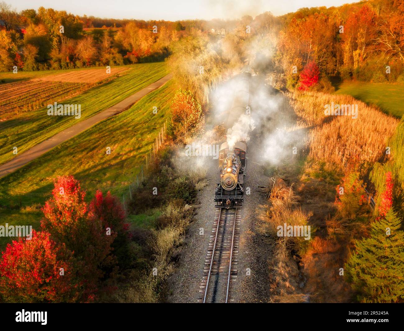 Steamtrain n° 40 - vue aérienne de la Baldwin Locomotive Works train à vapeur n° 40 voyageant pendant l'heure d'or et entouré du col chaud Banque D'Images