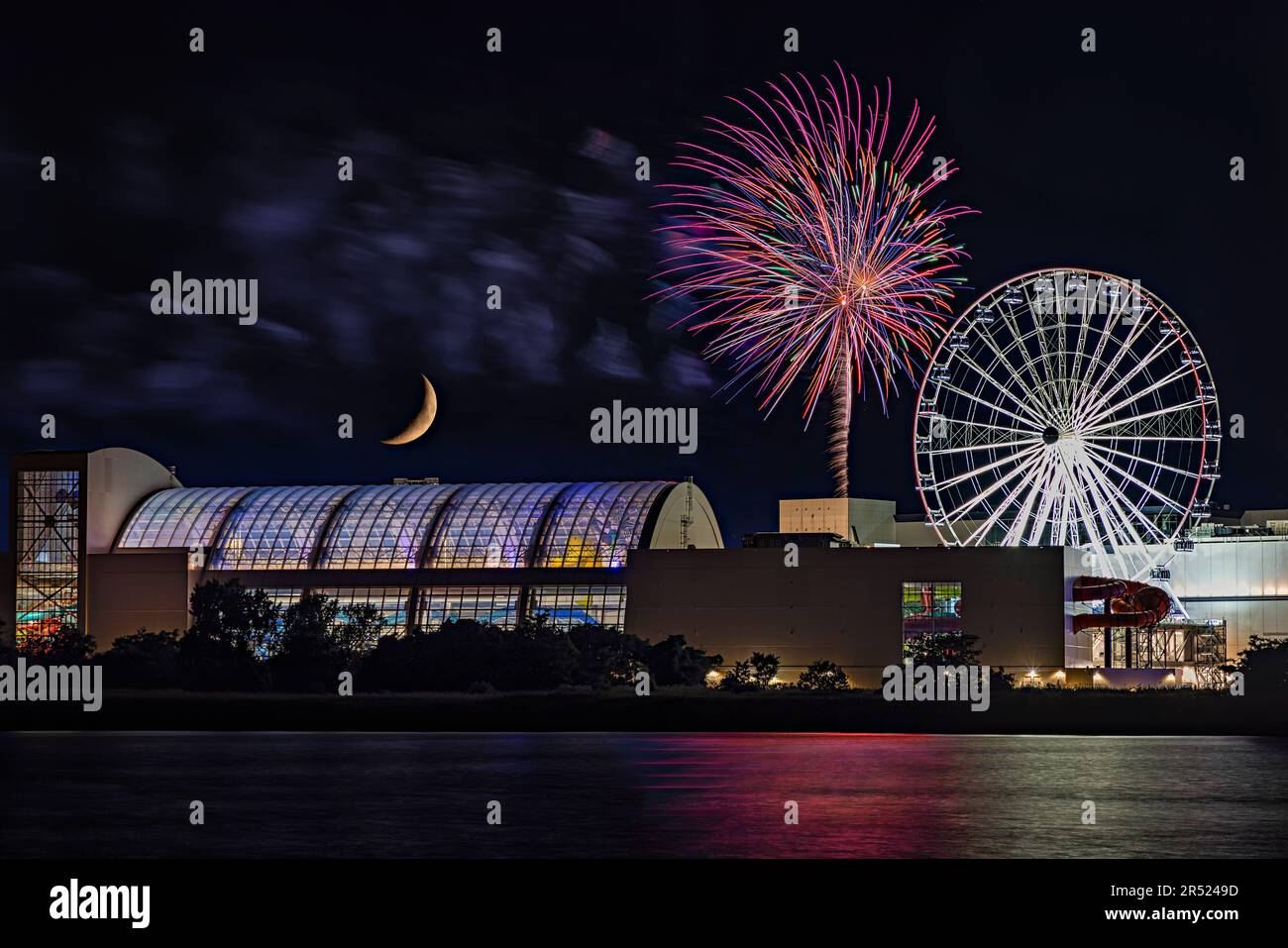 4th de juillet Fireworks - New Jersey State Fair spectaculaire feu d'artifice célébration sert de toile de fond à la roue illuminée de rêve à American Dream M. Banque D'Images