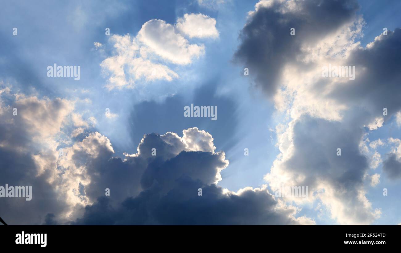 Beau fond de ciel bleu avec des nuages Banque D'Images