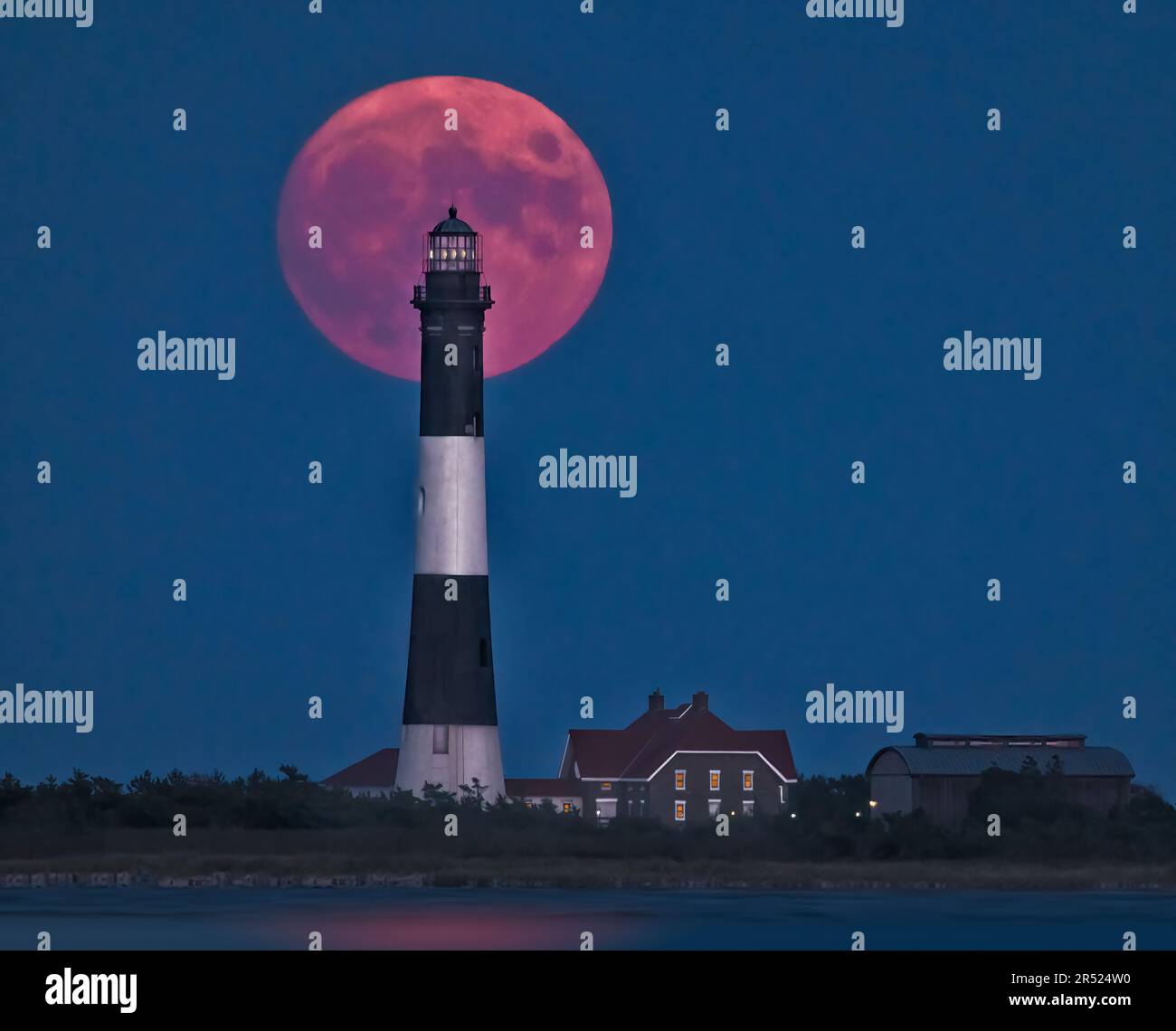 Fire Island Light Moonrise - la pleine lune de moisson s'élève derrière le phare de Fire Island. Le phare de Fire Island est le plus haut phare de long Isl Banque D'Images