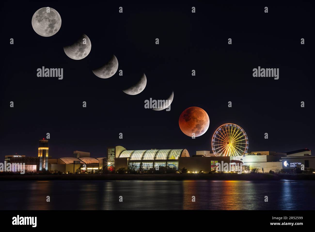 Séquence d'éclipse lunaire - la progression de l'éclipse lunaire de la lune de sang total de Beaver. On voit également la roue lumineuse Dream Wheel à Americ Banque D'Images