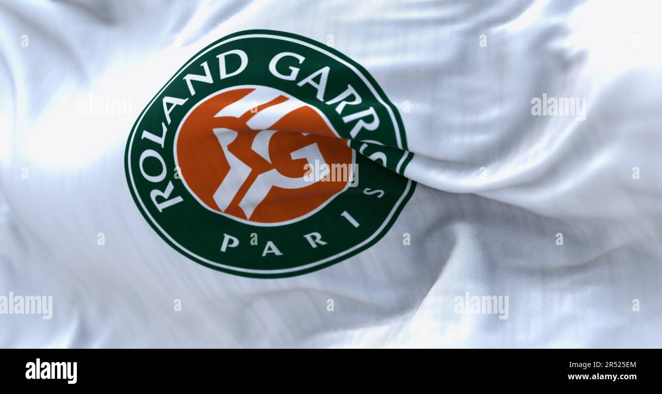 Paris, FR, avril 2023 : drapeau blanc avec logo Roland Garros qui agite dans le vent. L'Open de France est un tournoi de tennis majeur prévu à la fin du mois de mai chaque année. Banque D'Images