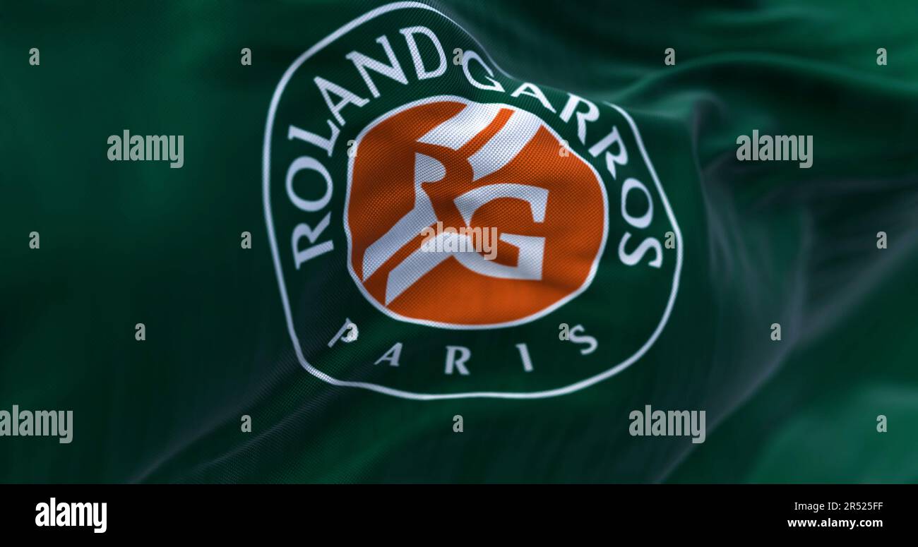 Paris, FR, avril 2023 : drapeau vert avec le logo Roland Garros qui agite dans le vent. L'Open de France est un tournoi de tennis majeur prévu à la fin du mois de mai chaque année. Banque D'Images