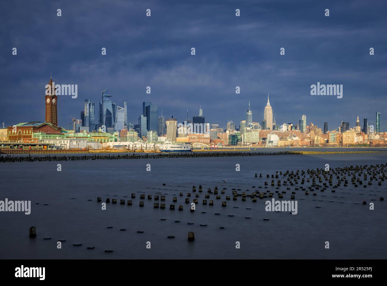 Le jour d'hiver au NYC Skyline - l'horizon d'hiver de New York est particulièrement magnifique. Par temps clair, la beauté de la ligne d'horizon peut vous emmener Banque D'Images