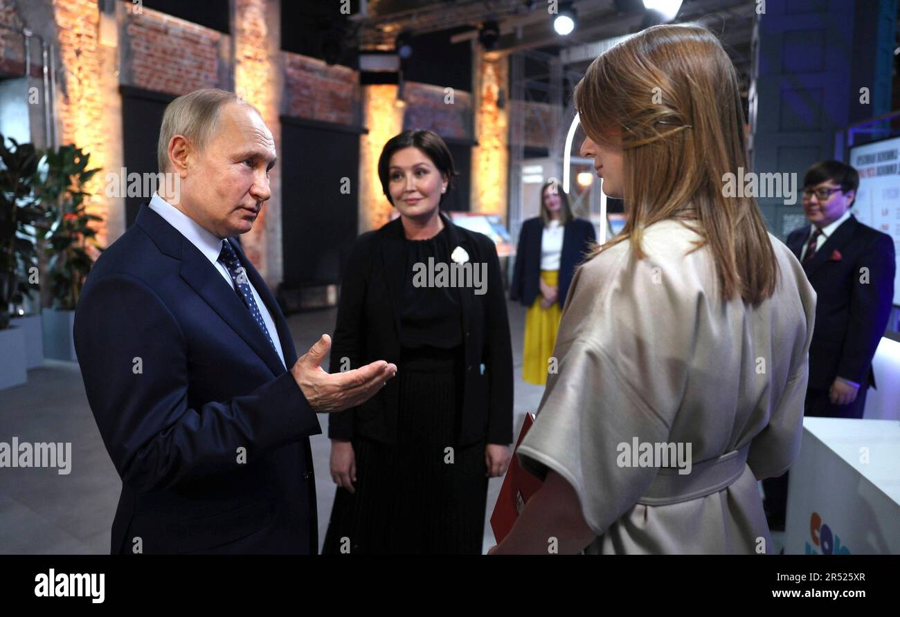 Moscou, Russie. 30th mai 2023. Le président russe Vladimir Poutine, à gauche, et le directeur de l'ASI, Sevtlana Chupsheva, au centre, discutent avec le directeur général du site constructiviste du Centre Zotov, Daria Filippova, à droite, à l'exposition « développement de l'économie créative en Russie » exposée au Centre culturel et éducatif de Zotov, à 30 mai 2023, à Moscou, en Russie. Credit: Gavriil Grigorov/Kremlin Pool/Alamy Live News Banque D'Images