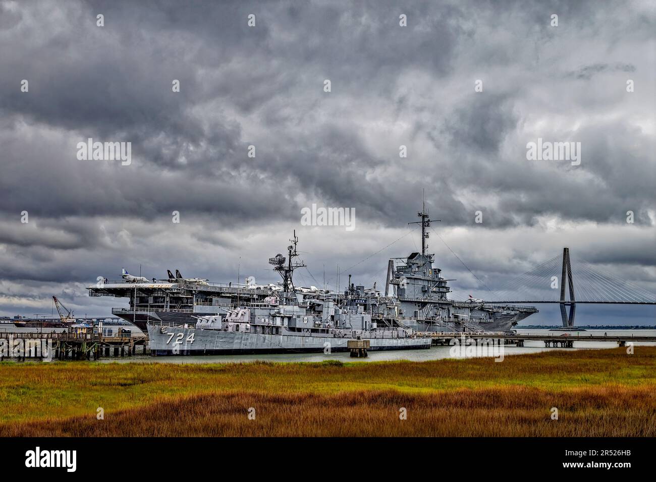 USS Yorktown et Ravenel Bridge - vue sur l'USS Yorktown, avec l'USS Laffey, ancré à point Pleasant, Caroline du Sud, près de Charleston. Dans le Banque D'Images