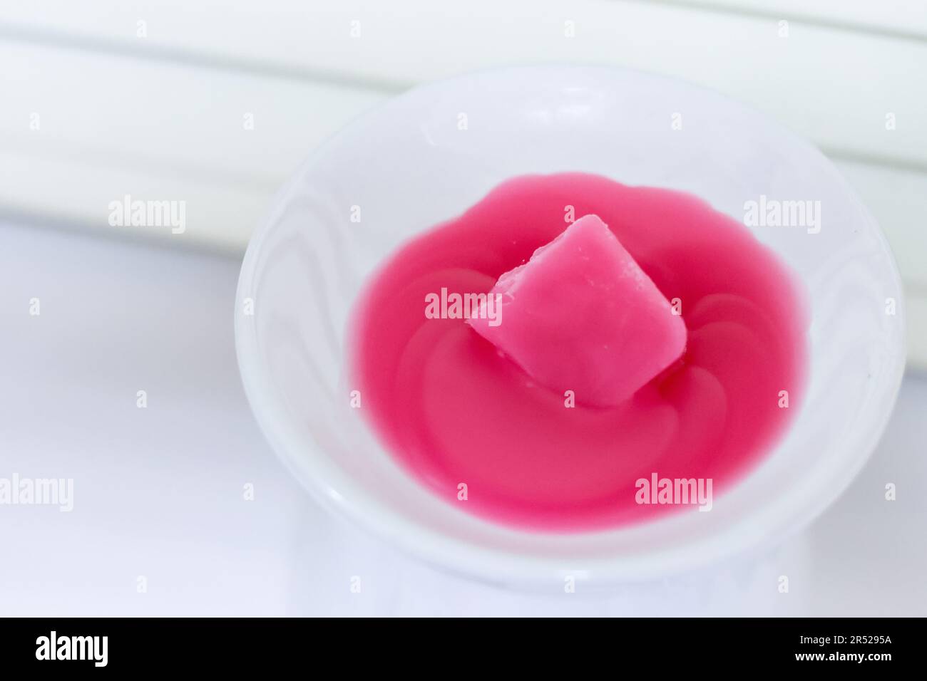 Les fontes de cire sont une manière très populaire, avec peu de risques, pour rendre votre bureau ou maison odeur agréable à tout moment. Banque D'Images