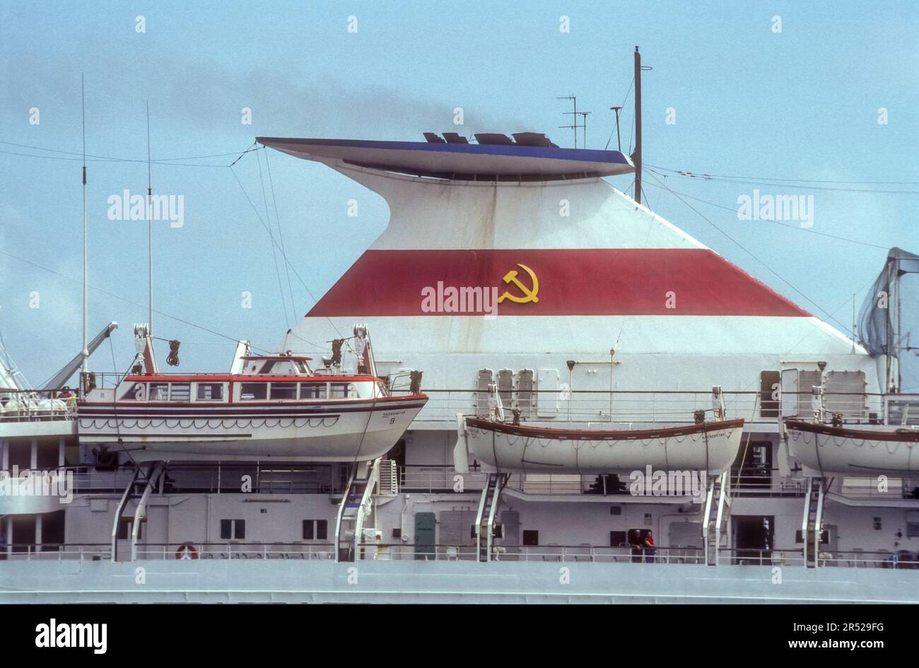 1991 archive photographie du paquebot russe de croisière Kazakhstan départ de Mahon à Minorque. Elle a été construite en 1975 par ce qui est maintenant la compagnie de construction navale Meyer Turku de Finlande. À partir de 1994, elle était connue sous les noms de 'Ukraina', 'Royal Seas', 'Ukraine', 'Adventure' et 'Island Adventure'. Elle a exploité comme navire de croisière casino au large de la côte de la Floride pendant quelques années avant d'être vendue à une société de démantèlement en Inde et d'être abandonnée en 2012. Banque D'Images