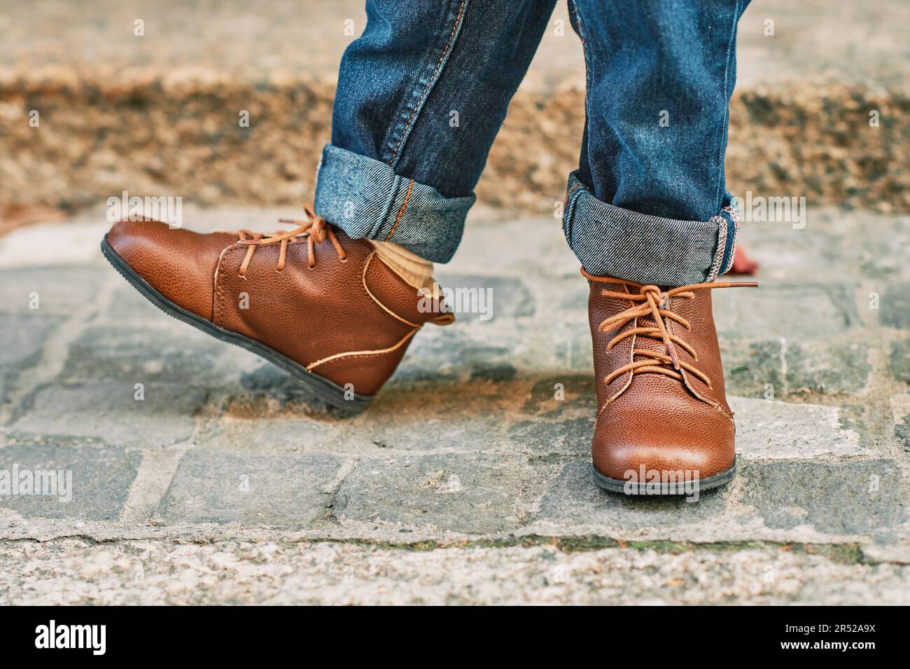 Gros plan sur les chaussures vintage en cuir marron portées par un enfant Banque D'Images