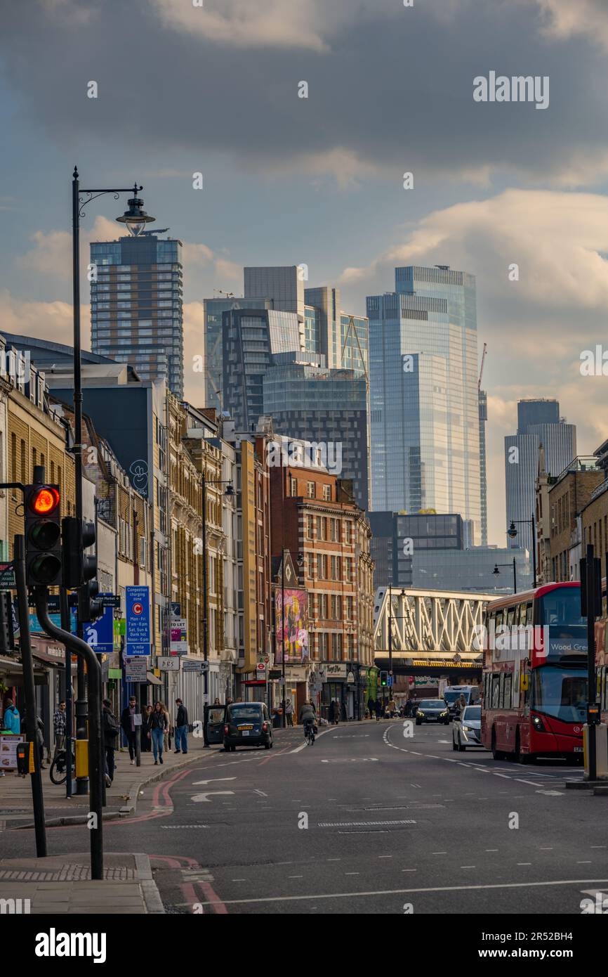 Vue sur Kingsland Rd Londres, Angleterre vers les tours de la ville. Banque D'Images