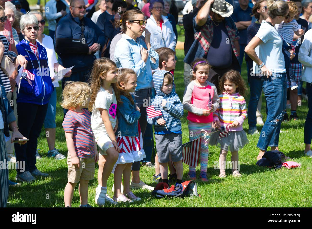 Événement du Memorial Day. Dennis, Massachusetts, (Cape Cod) , États-Unis. Les enfants regardent l'événement Banque D'Images