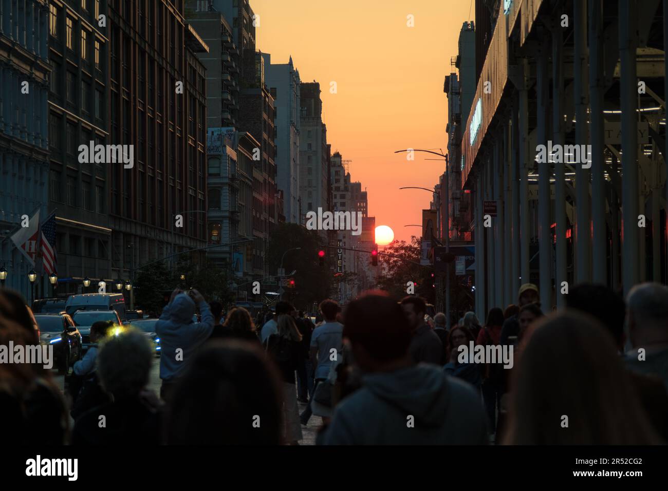 Vue sur le coucher du soleil sur 23rd Street pendant Manhattatanhenge, depuis Madison Square Park, New York City Banque D'Images