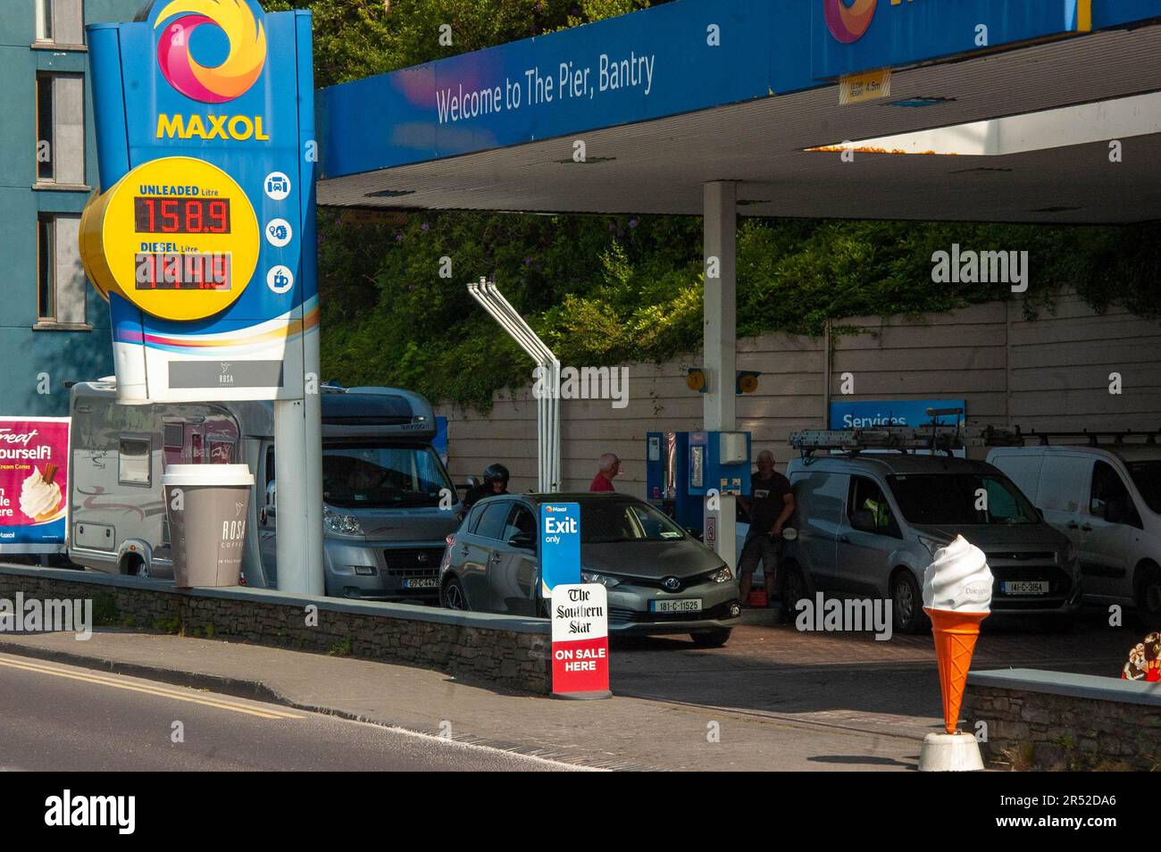 Bantry West Cork, Irelan mercredi 31 mai 2023; le gouvernement a annoncé que l'accise sur le carburant sera réintroduite ce soir à minuit. La réintroduction verra l'essence augmenter de 6 % le litre et le diesel augmenter de 5 % le litre. Les clients de la station-service Maxol remplissent leurs véhicules avant l'augmentation. Credit ; ED/Alay Live News Banque D'Images