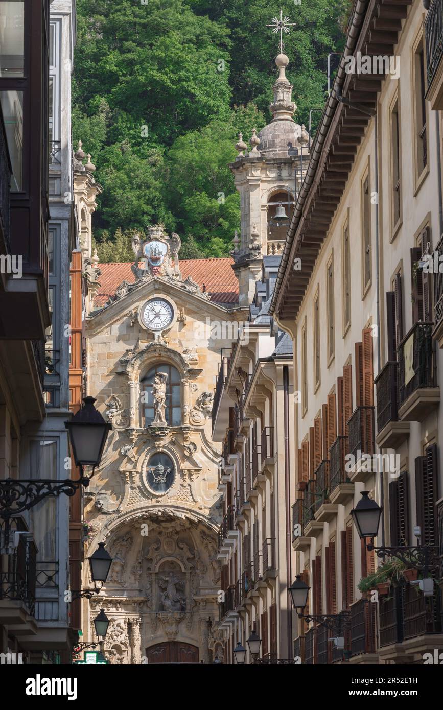 San Sebastian Baroque, vue sur la célèbre façade baroque de la Basilique de Santa Maria située dans le quartier pittoresque de la vieille ville de San Sebastian, Espagne Banque D'Images