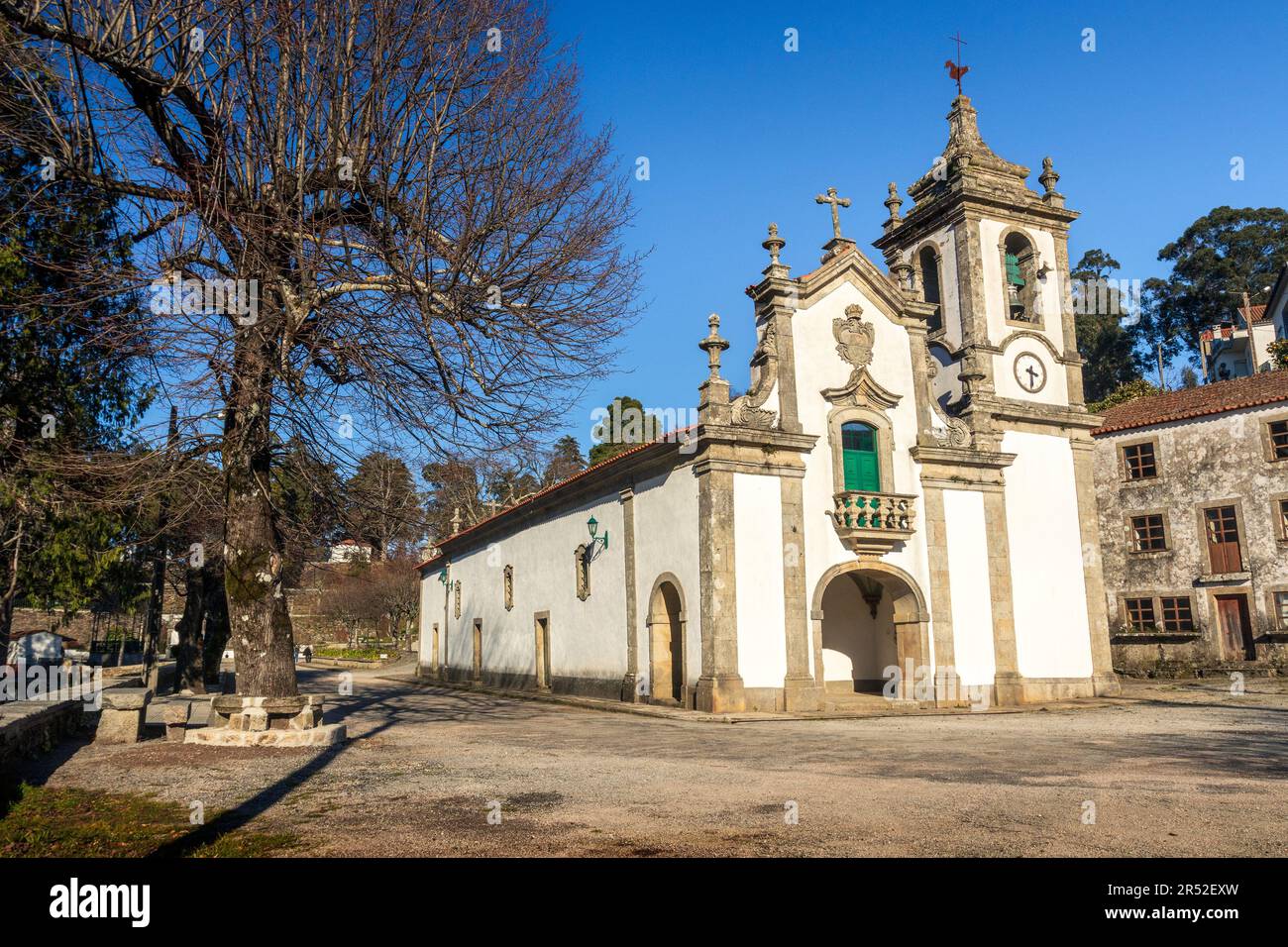 Vue sur l'église du Sanctuaire de Nossa Senhora das Preces à Vale de Maceira, Hôpital Oliveira do, Portugal, pendant un après-midi d'hiver ensoleillé. Banque D'Images