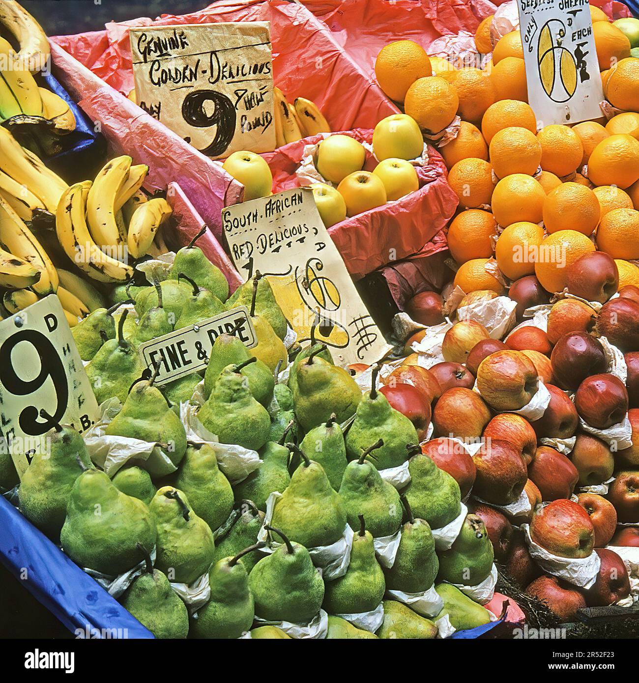 Stalle de fruits et légumes dans un marché dans l'East End de Londres, vers les années 1950 Banque D'Images