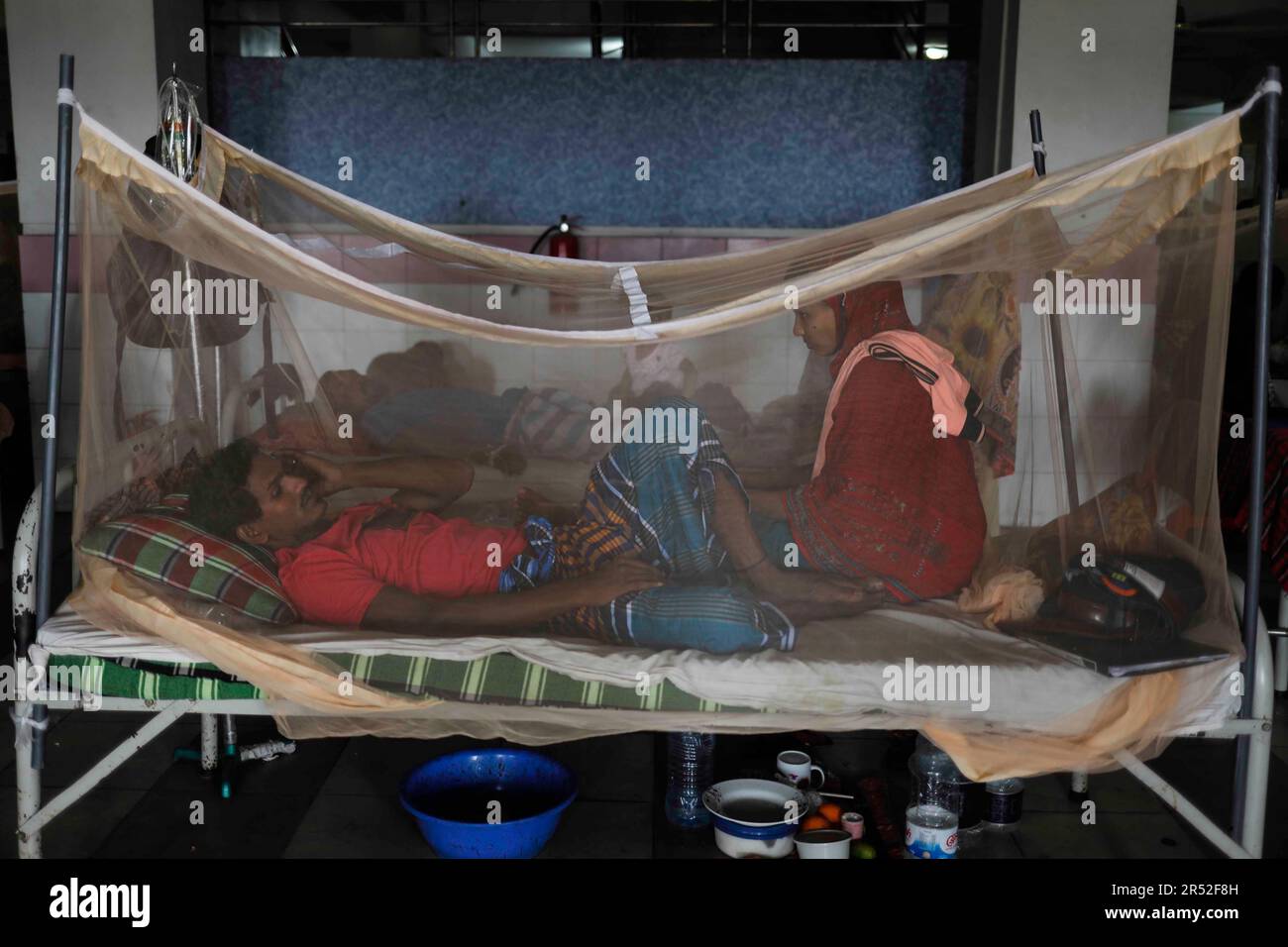 Dhaka, Bangladesh. 31st mai 2023. Les personnes infectées par la dengue restent à l'intérieur de la moustiquaire au Collège médical et hôpital de Mugda à Dhaka, au Bangladesh, sur 31 mai 2023. Le nombre de patients infectés par la dengue est cinq fois plus élevé que l'année précédente au cours des cinq derniers mois, Un total de 2 022 personnes ont été infectées par la dengue au cours des cinq derniers mois jusqu'à 31 mai et au cours de cette période, 13 personnes sont mortes. (Image de crédit : © Md Rakibul Hasan/ZUMA Press Wire) USAGE ÉDITORIAL SEULEMENT! Non destiné À un usage commercial ! Banque D'Images