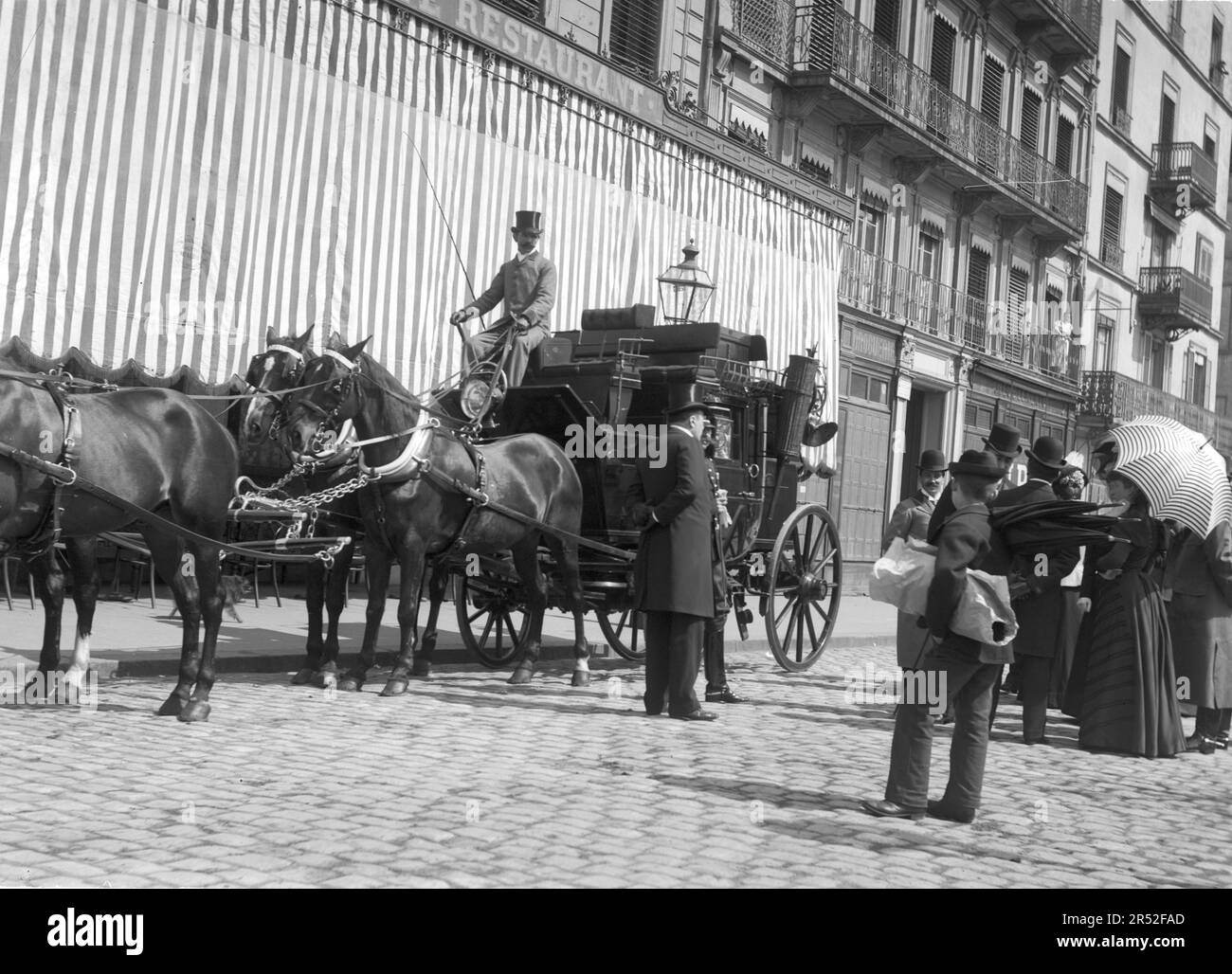 Un groupe d'hommes et de femmes attend à côté d'une calèche à Lyon. Début du 20th siècle. Ancienne photographie numérisée à partir d'une plaque de verre. Banque D'Images
