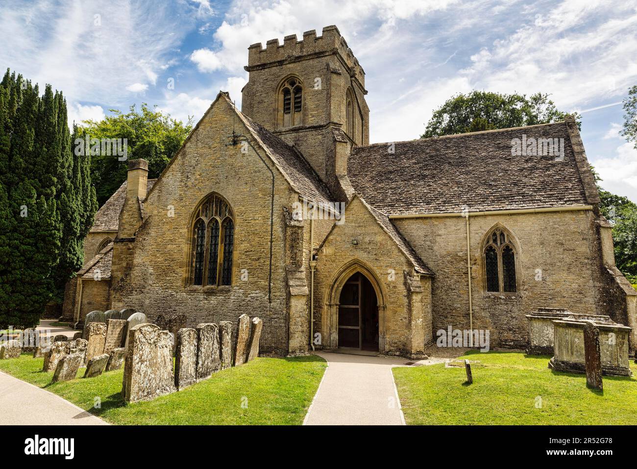Eglise et cimetière St Kenelm, Minster Lovell, Oxfordshire, Cotswolds, Angleterre, Royaume-Uni Banque D'Images