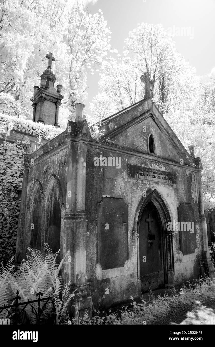 Tombes dans Highgate Cemetery West, Londres Banque D'Images