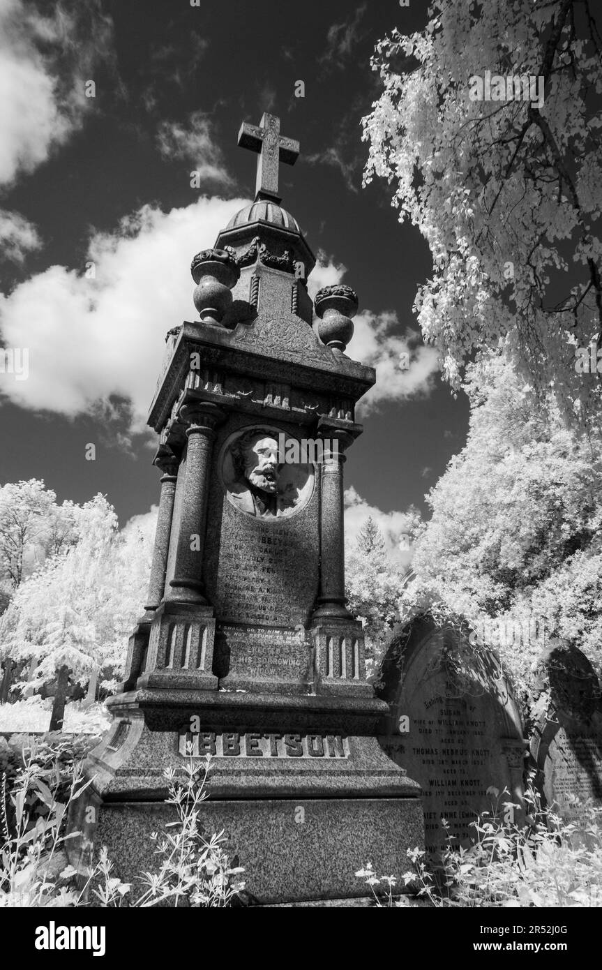 Tombes dans Highgate Cemetery West, Londres Banque D'Images