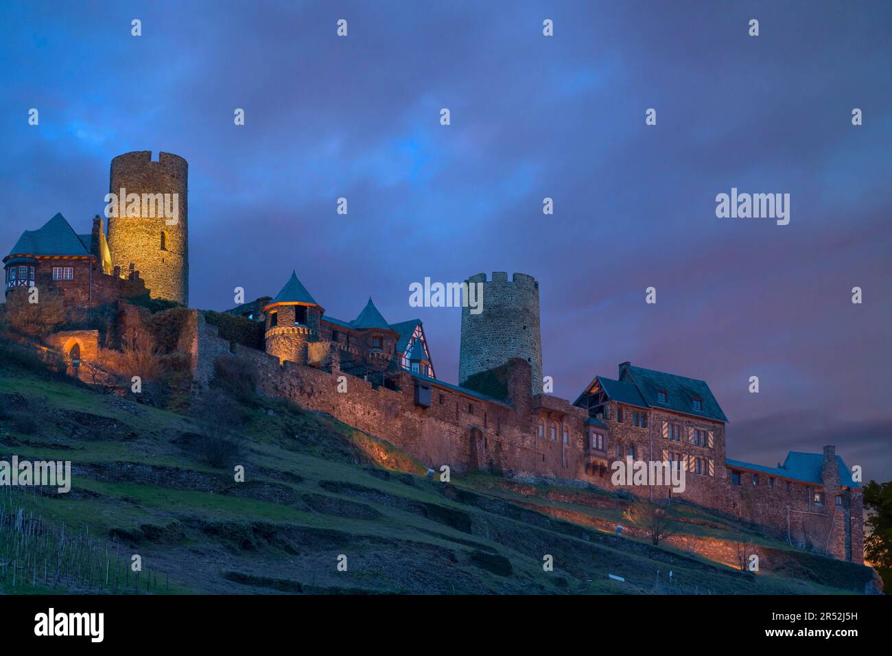 Ancien château de Tdurant dans la lumière du soir, Alken sur la Moselle, Rhénanie-Palatinat, Allemagne Banque D'Images