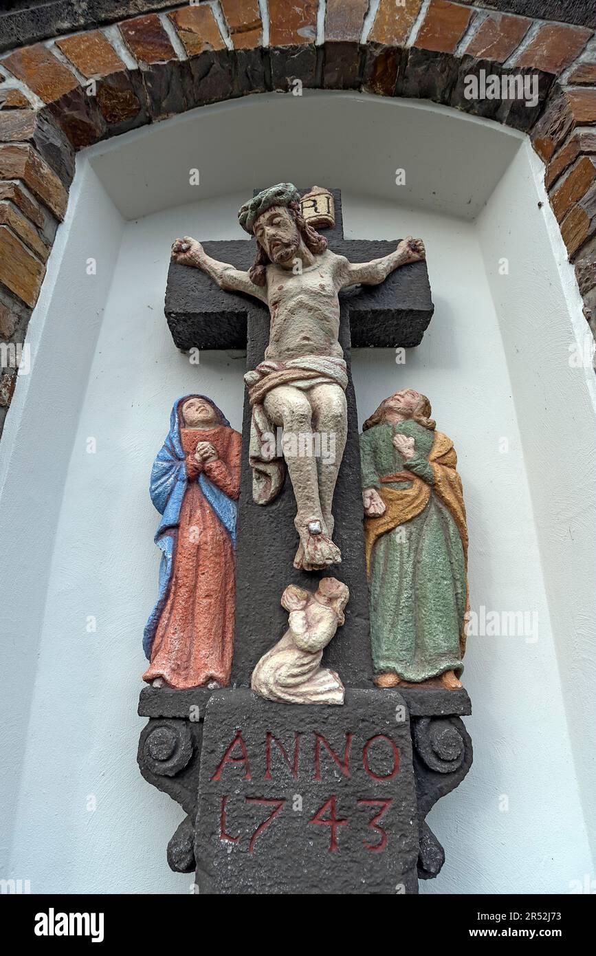 Sculptures religieuses dans une niche, Alken sur la Moselle, Rhénanie-Palatinat, Allemagne Banque D'Images