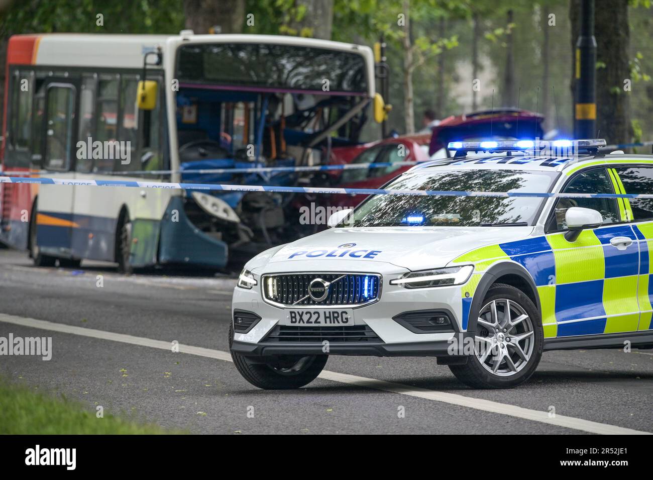 Pershore Road, Birmingham - 31st mai 2023 - cinq personnes, dont un enfant, ont été hospitalisées après la collision d'un bus et d'une voiture à Birmingham. La voiture couleur marron a frappé le bus à impériale unique alors qu'il s'approchait d'un arrêt de bus sur Pershore Road dans le quartier Edgbaston de la ville. La police des West Midlands a fermé la route à mesure que les invasions se poursuivaient. Un porte-parole du service d'ambulance des West Midlands a déclaré : « à l'arrivée, les équipages ont découvert que le conducteur de la voiture, un homme, était dans un état critique. « Le personnel ambulancier a immédiatement commencé à administrer des services de survie avancés avant du transporter sur des feux bleus à Queen Banque D'Images