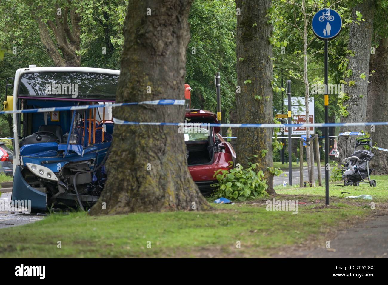 Pershore Road, Birmingham - 31st mai 2023 - cinq personnes, dont un enfant, ont été hospitalisées après la collision d'un bus et d'une voiture à Birmingham. La voiture couleur marron a frappé le bus à impériale unique alors qu'il s'approchait d'un arrêt de bus sur Pershore Road dans le quartier Edgbaston de la ville. La police des West Midlands a fermé la route à mesure que les invasions se poursuivaient. Un porte-parole du service d'ambulance des West Midlands a déclaré : « à l'arrivée, les équipages ont découvert que le conducteur de la voiture, un homme, était dans un état critique. « Le personnel ambulancier a immédiatement commencé à administrer des services de survie avancés avant du transporter sur des feux bleus à Queen Banque D'Images