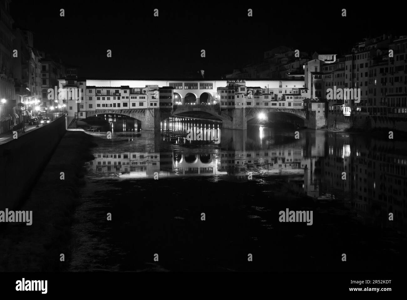 Florence, Italie : vue inhabituelle de Ponte Vecchi par nuit Banque D'Images